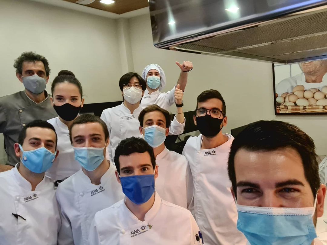 Con otros profesionales, en una formación.
