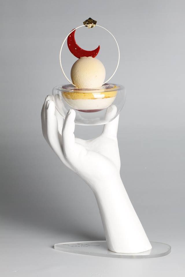 Una copa de competición, montada sobre su soporte: la parte pastelera del helado.