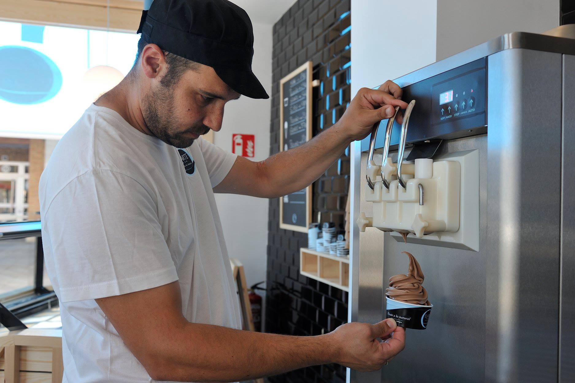 La máquina de soft, con tres grifos: un sabor, otro y la mezcla de los dos.