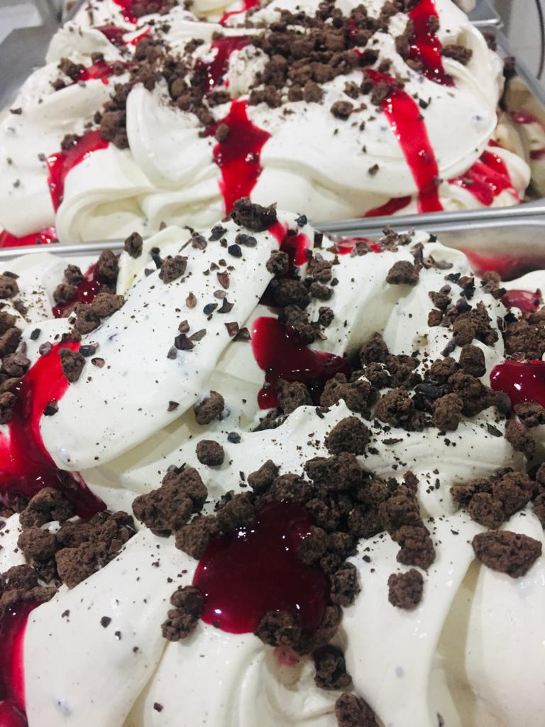 Caperucita roja: dos vainillas, salsa de frambuesa, crumble de cacao y nibs para el punto amargo.