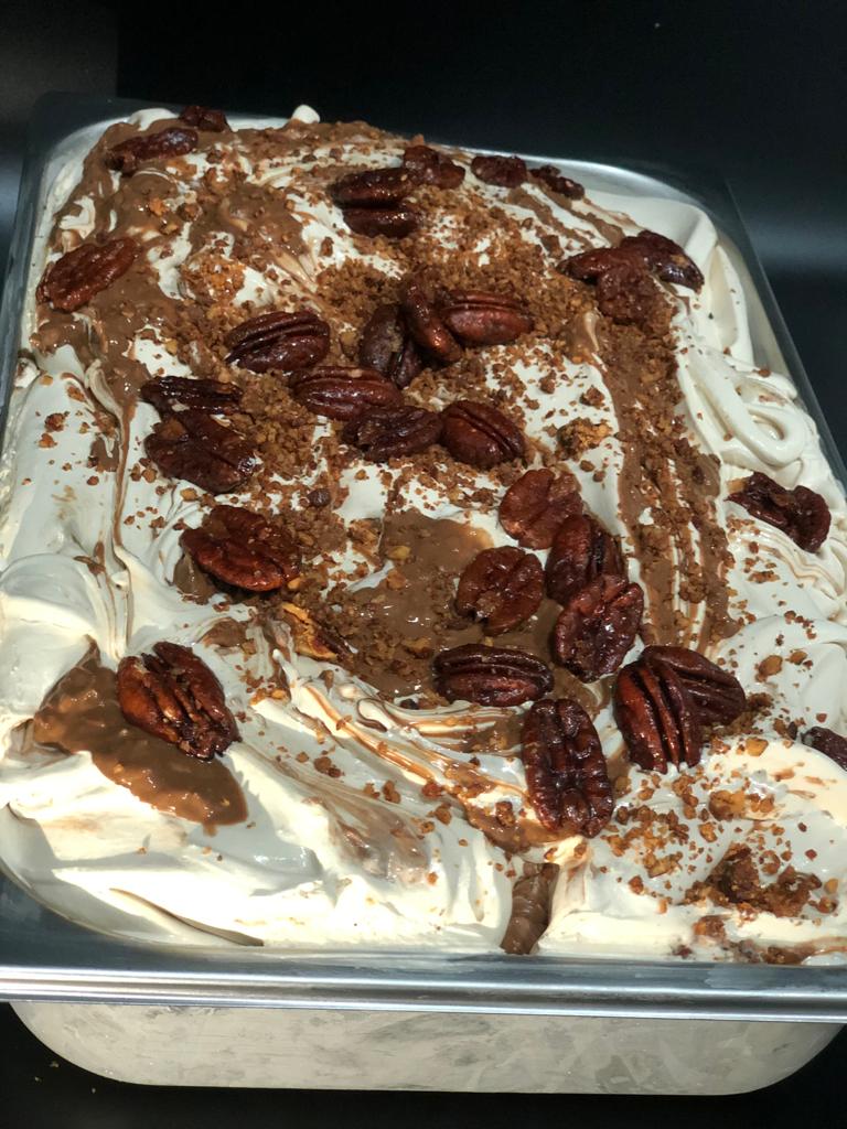 Elixir de vida: plátano con chocolate Dulcey y praliné de nuez de pecán crujiente.