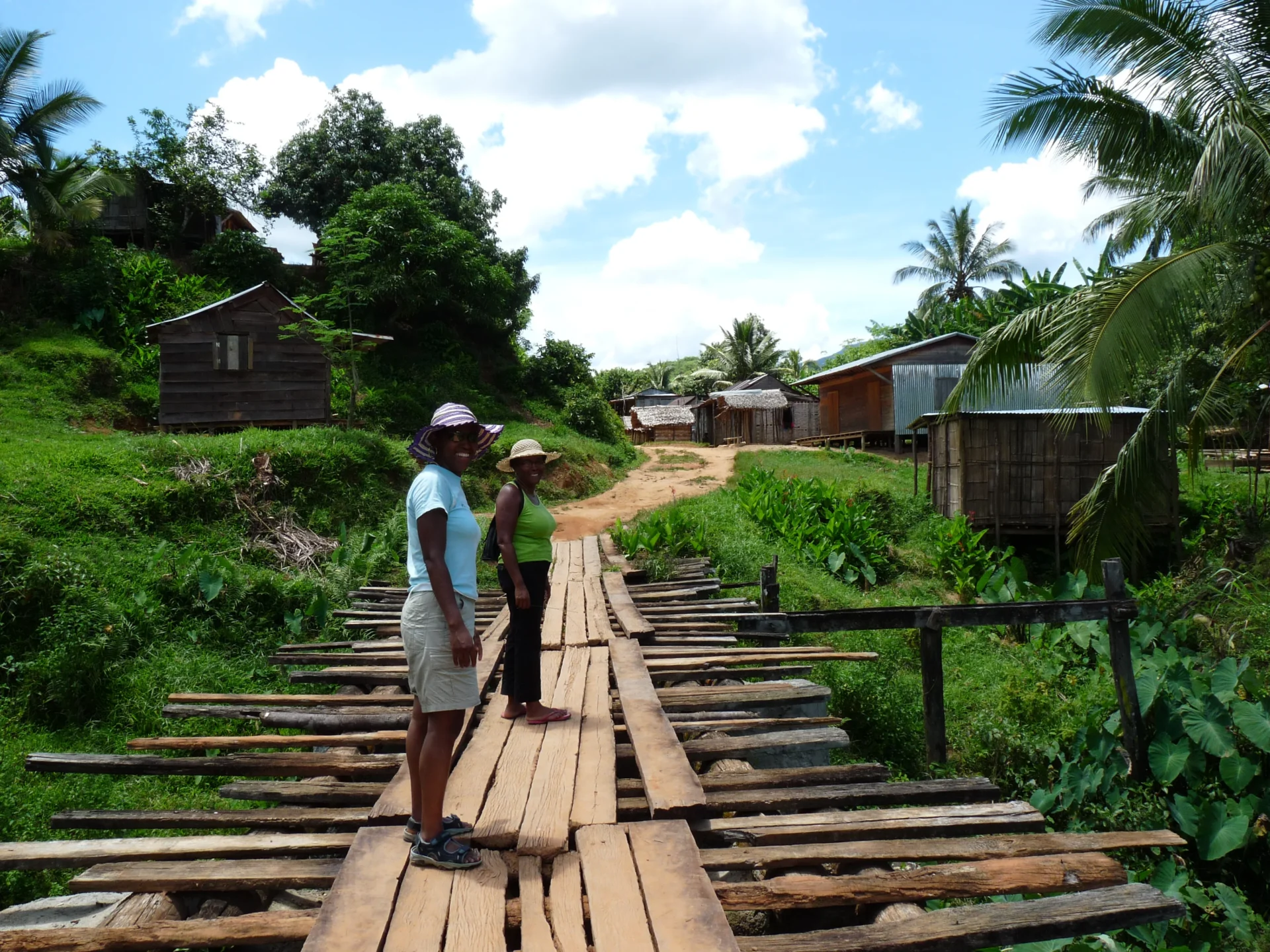 La entrada a Betavilona, cruzando el puente de madera.