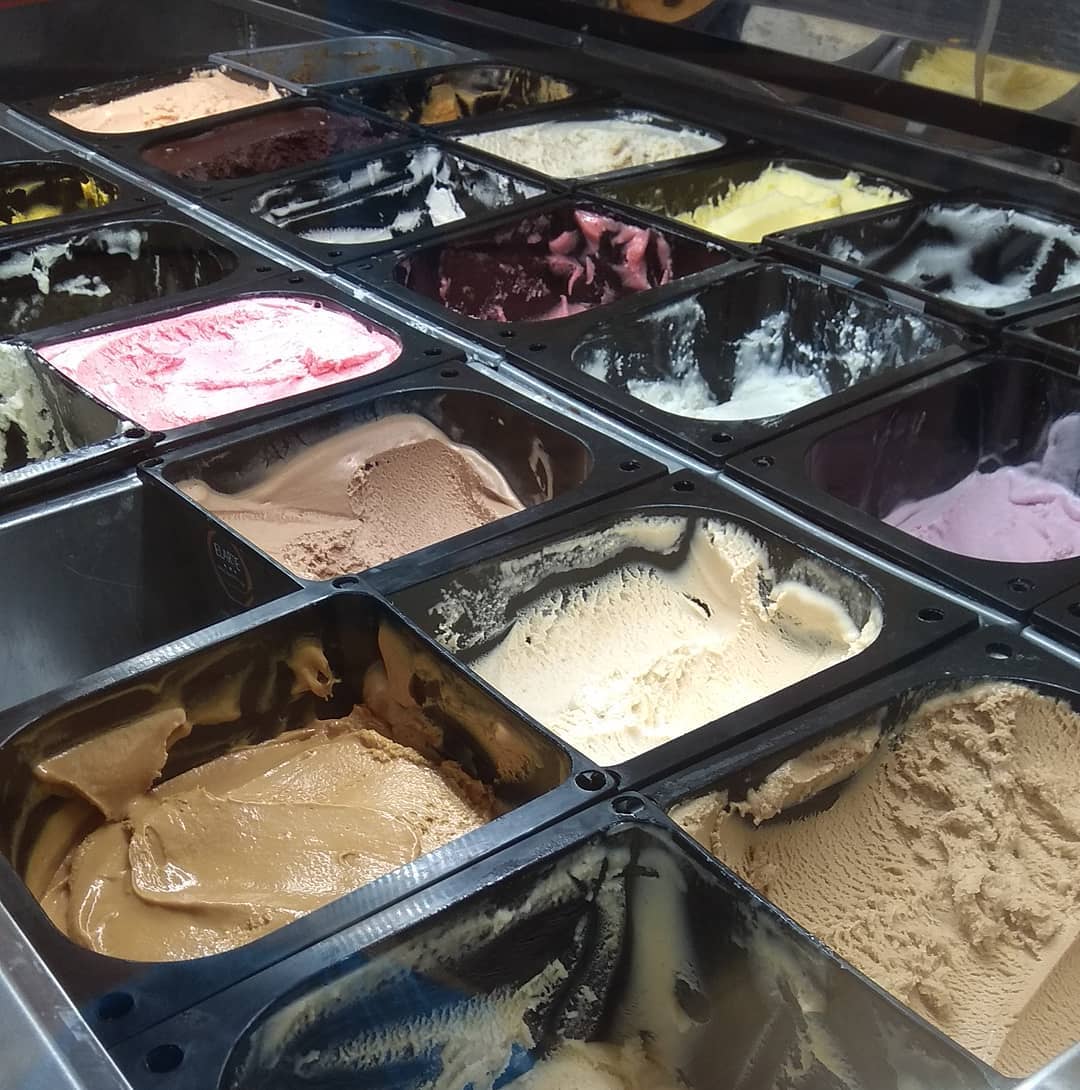Las cubetas del obrador: trabajan con stock para servir cualquier sabor al momento.