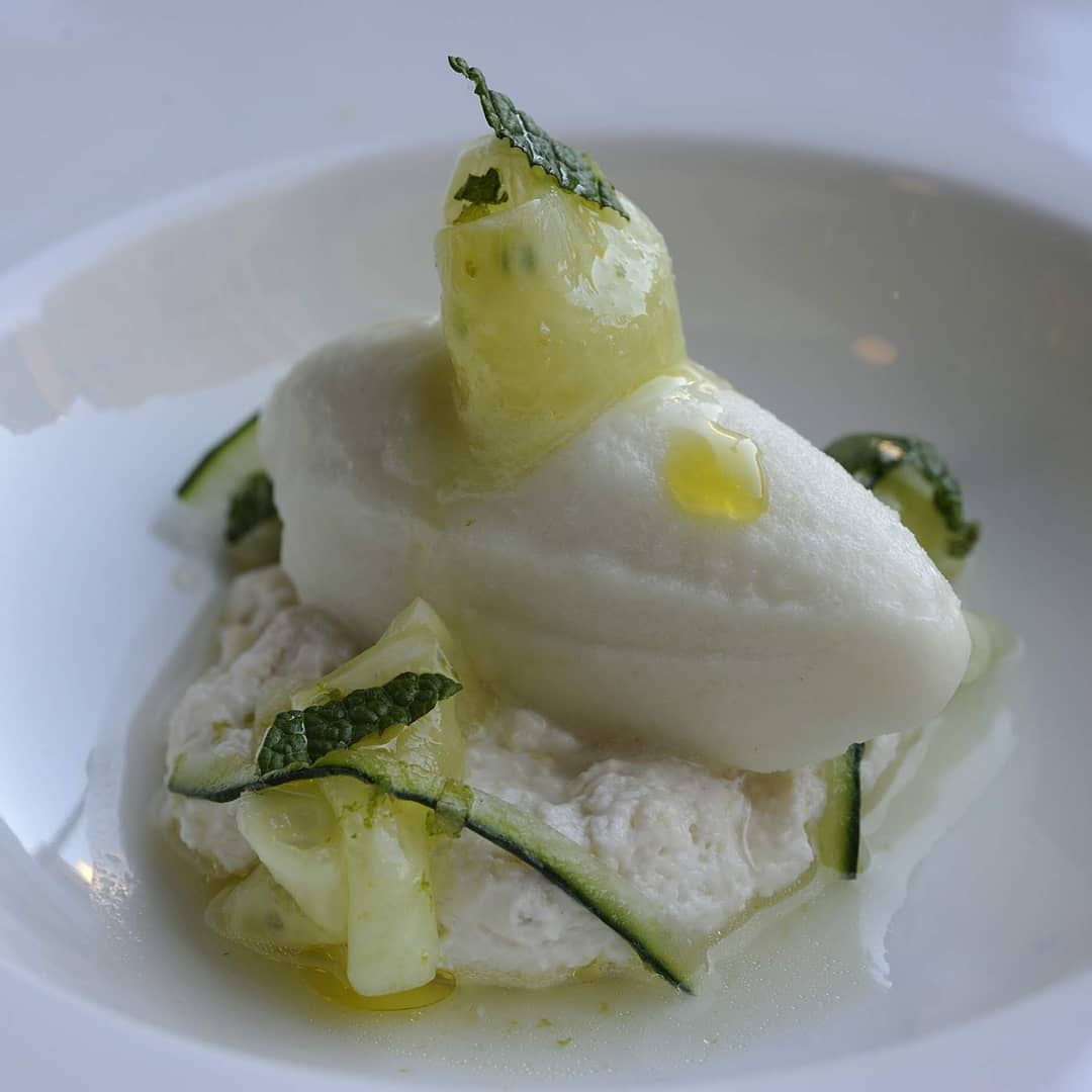 sorbete de pepino, piñones y encurtidos