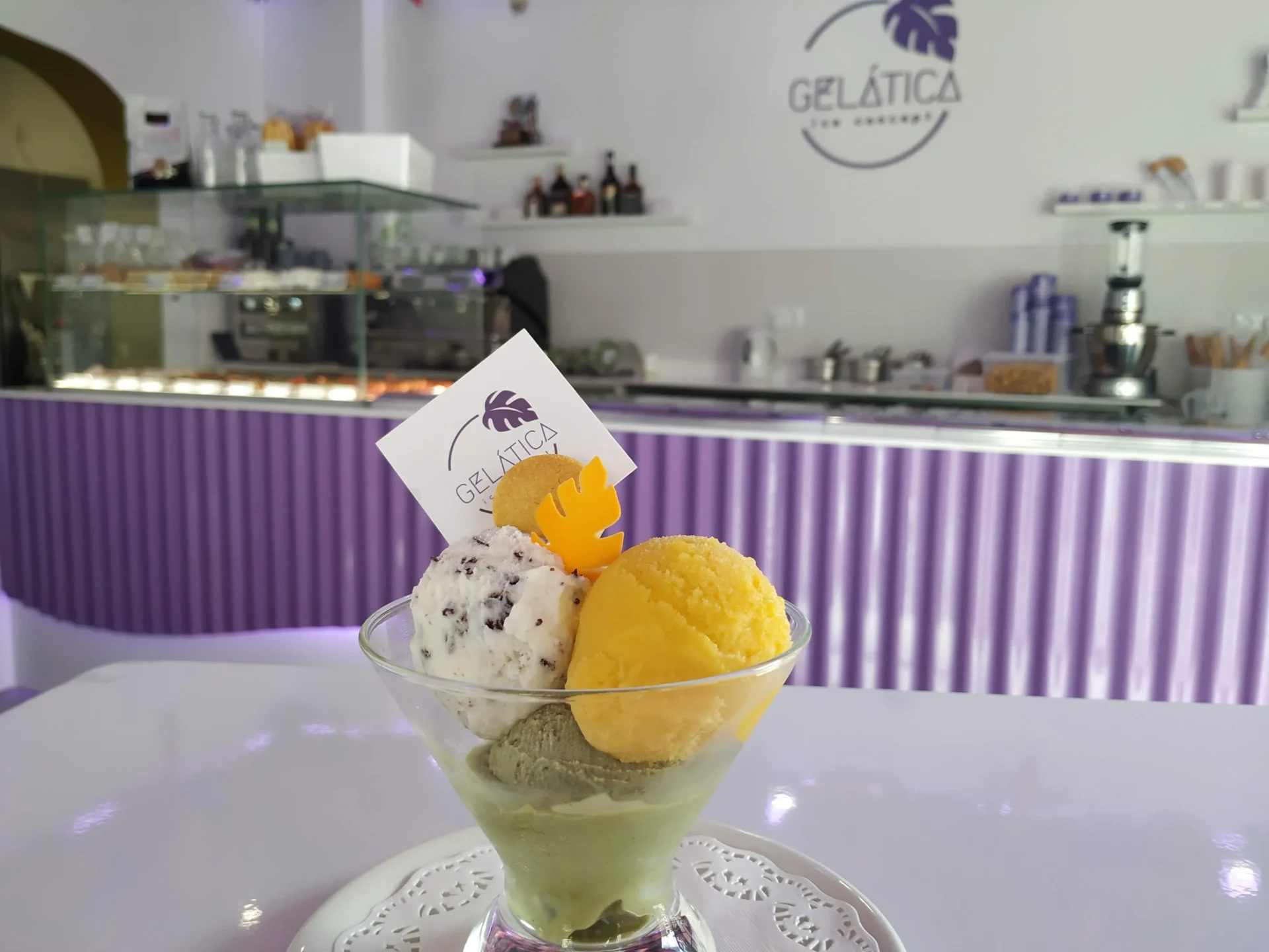 El helado se sirve en cristal, con cuchara especial y pasta de té.