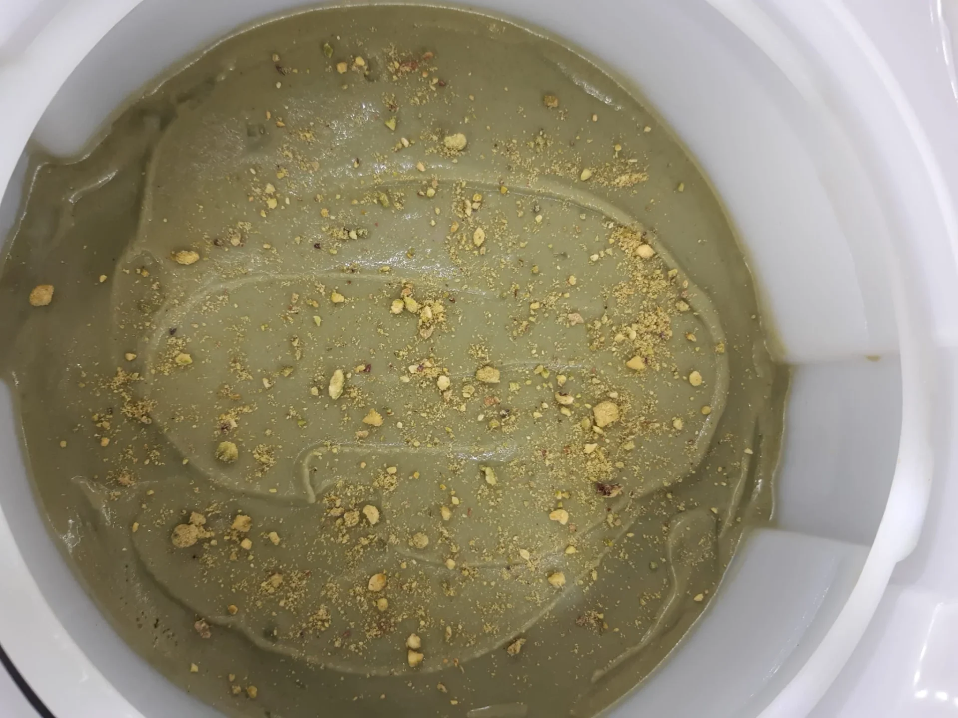 Uno de sus helados recién mantecado, con crujiente por encima.