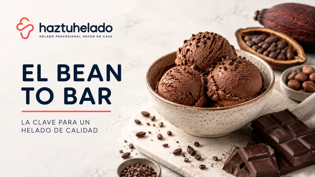 Bol de helado de chocolate junto a una mazorca de cacao, granos de cacao y tableta de chocolate