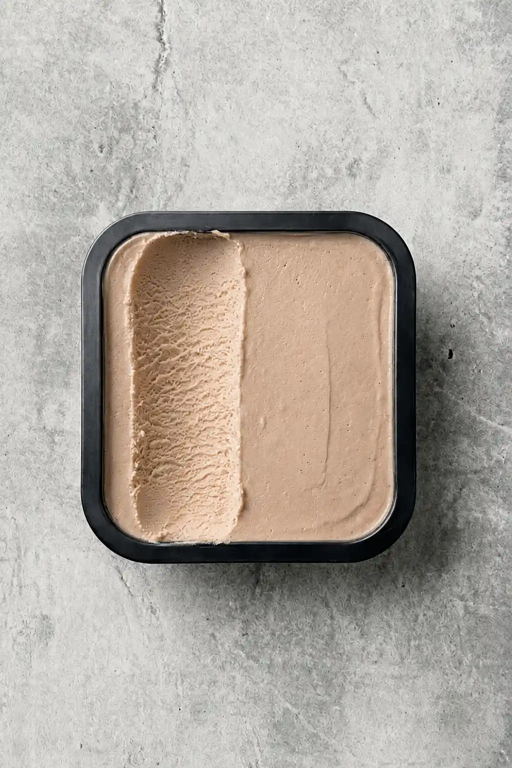 Kugle af håndværkshasselnøddeis, ristet beige