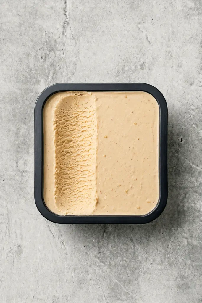 Helado de turrón de Jijona artesanal en una bola