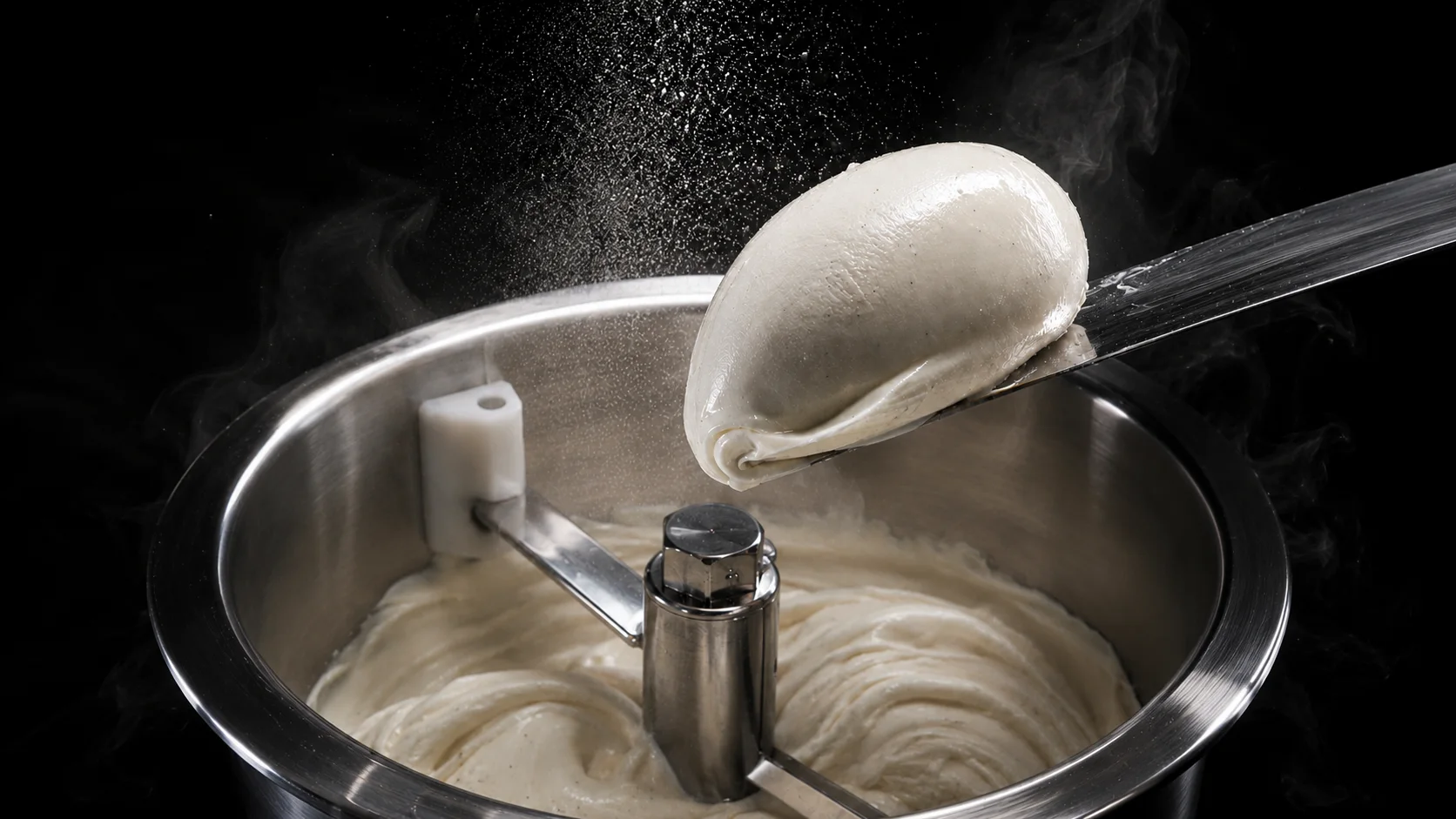 Quenelle de helado de yogur artesano recién turbinado