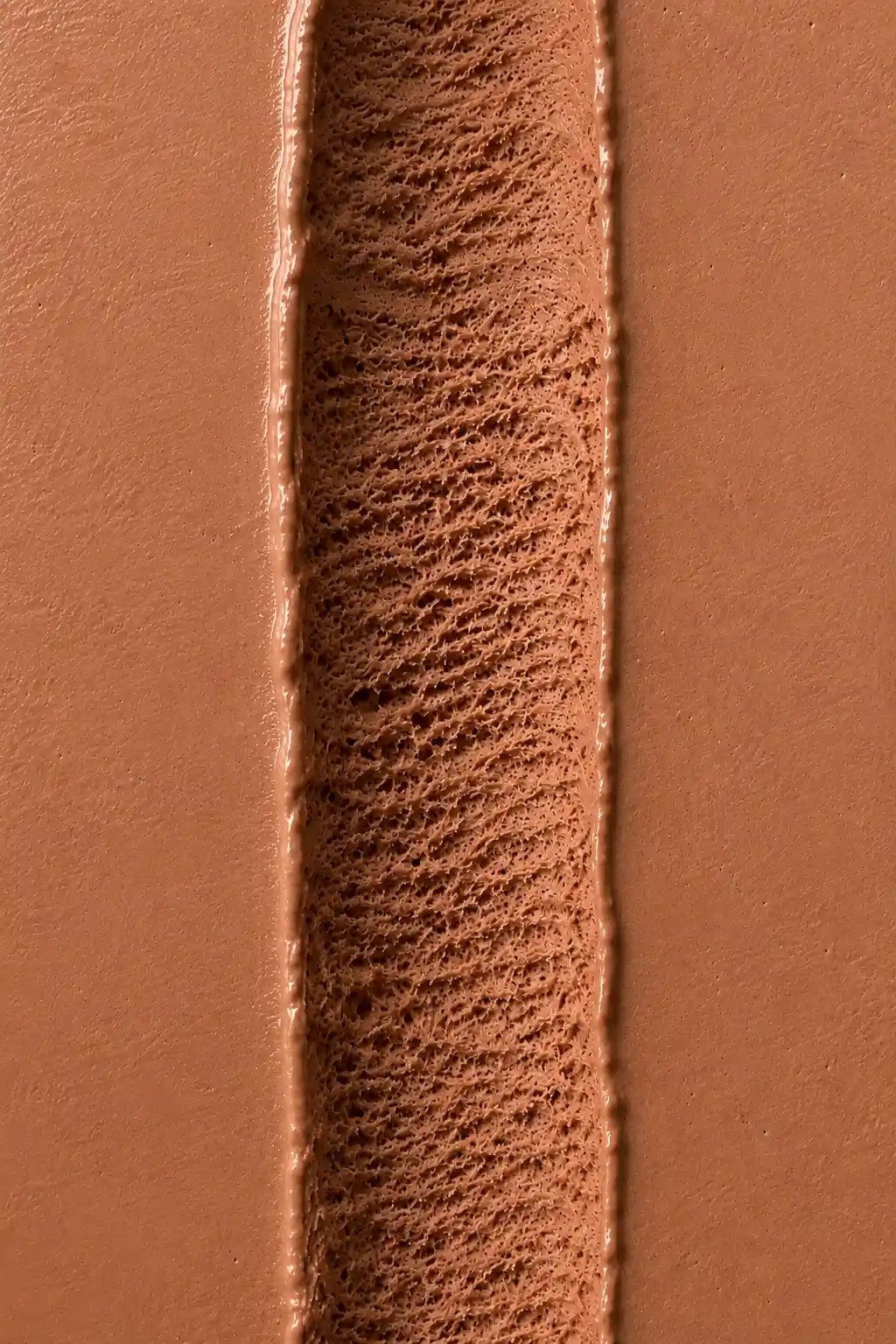 Textur von Schokoladeneis mit einer glatt gezogenen Bahn in der Mitte