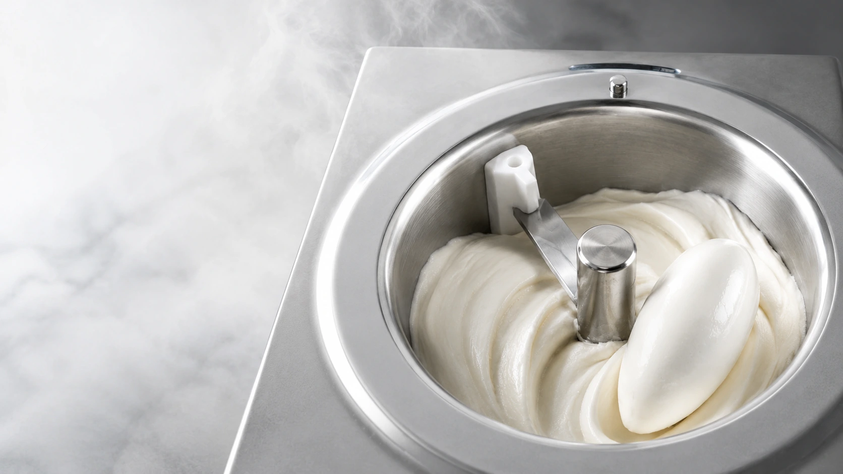 Behälter einer Eismaschine mit frisch gerührtem Eis und einer Nocke