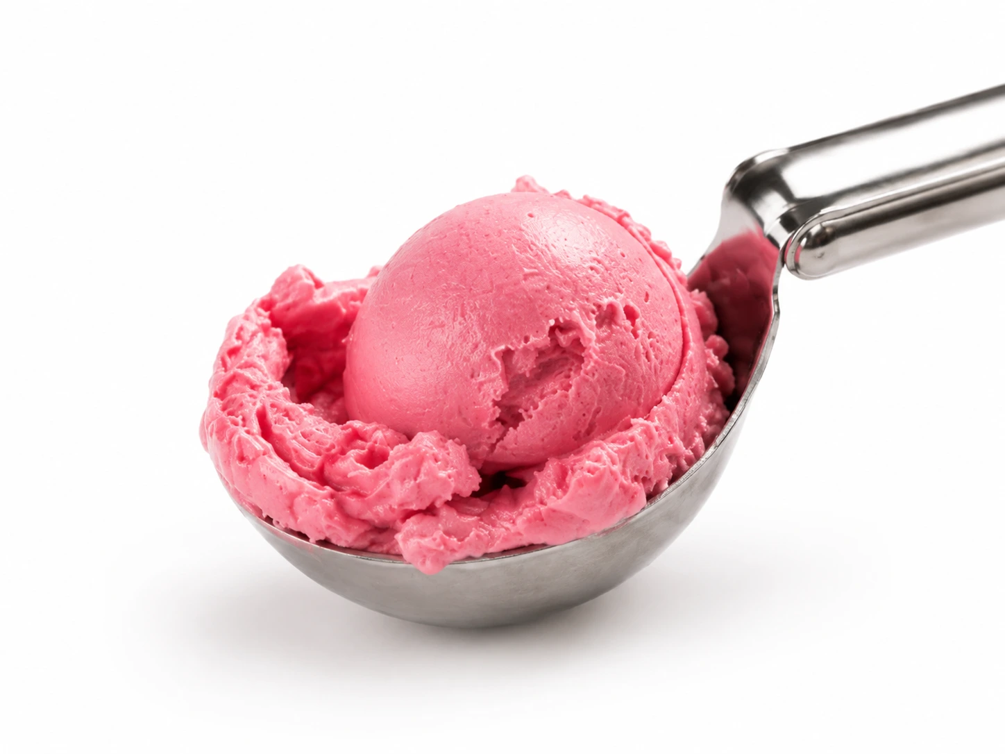 Frisch ausgestochene Sorbetkugel mit dem Eisportionierer