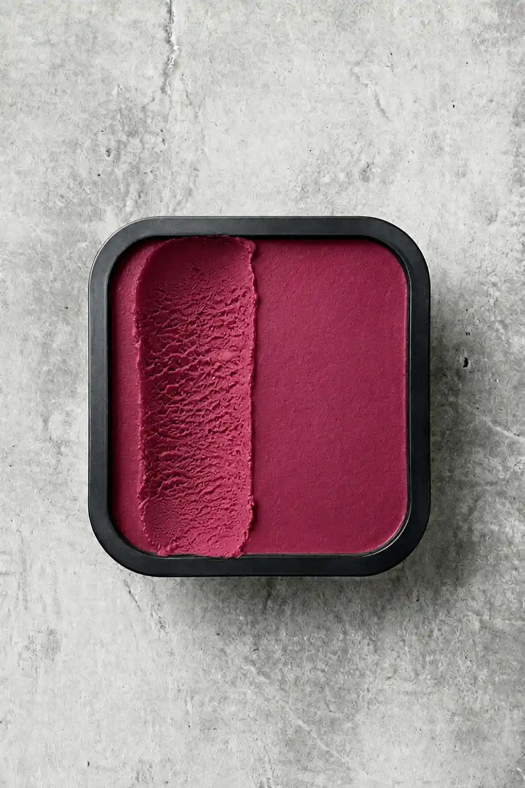 Hjemmelavet blåbærsorbet serveret i kar, set ovenfra