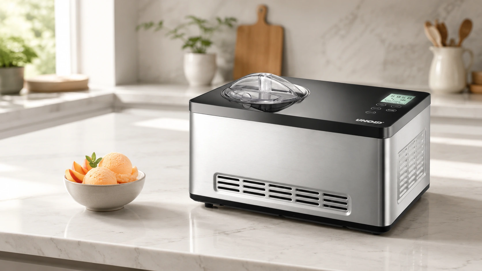 UNOLD 48845 Gusto mit schwarzer Deckelblende und LCD-Display auf Marmor, daneben eine Schale Pfirsicheis