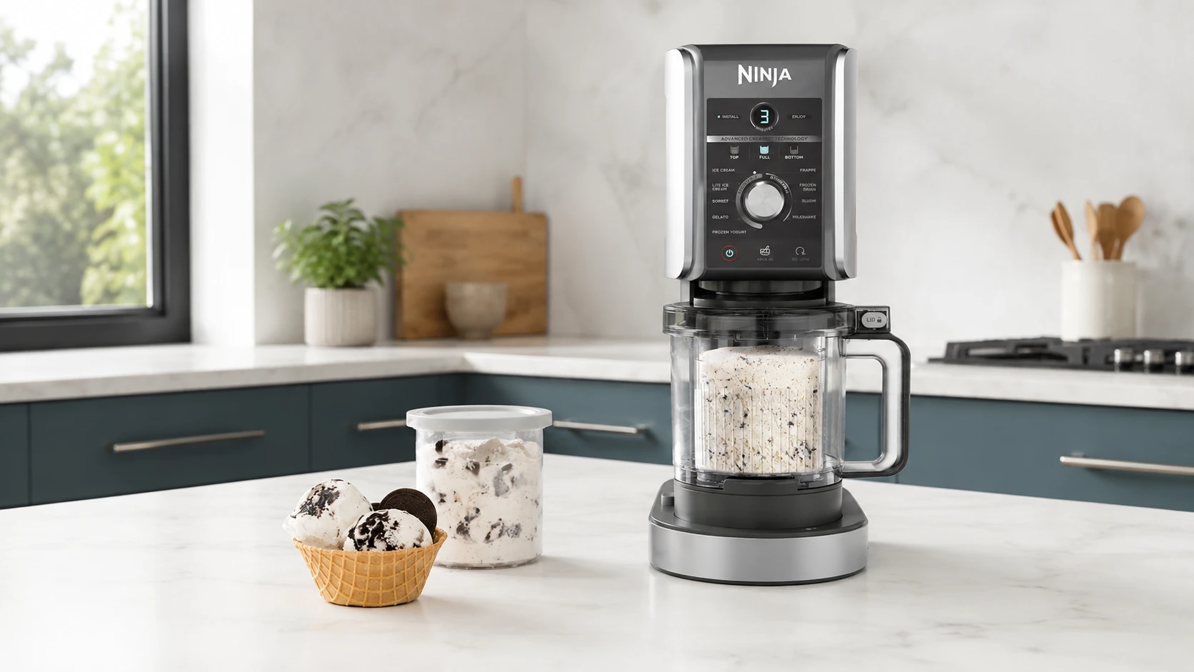 Heladera Ninja CREAMi Deluxe NC502EU con la tarrina de helado de galletas y un cucurucho al lado