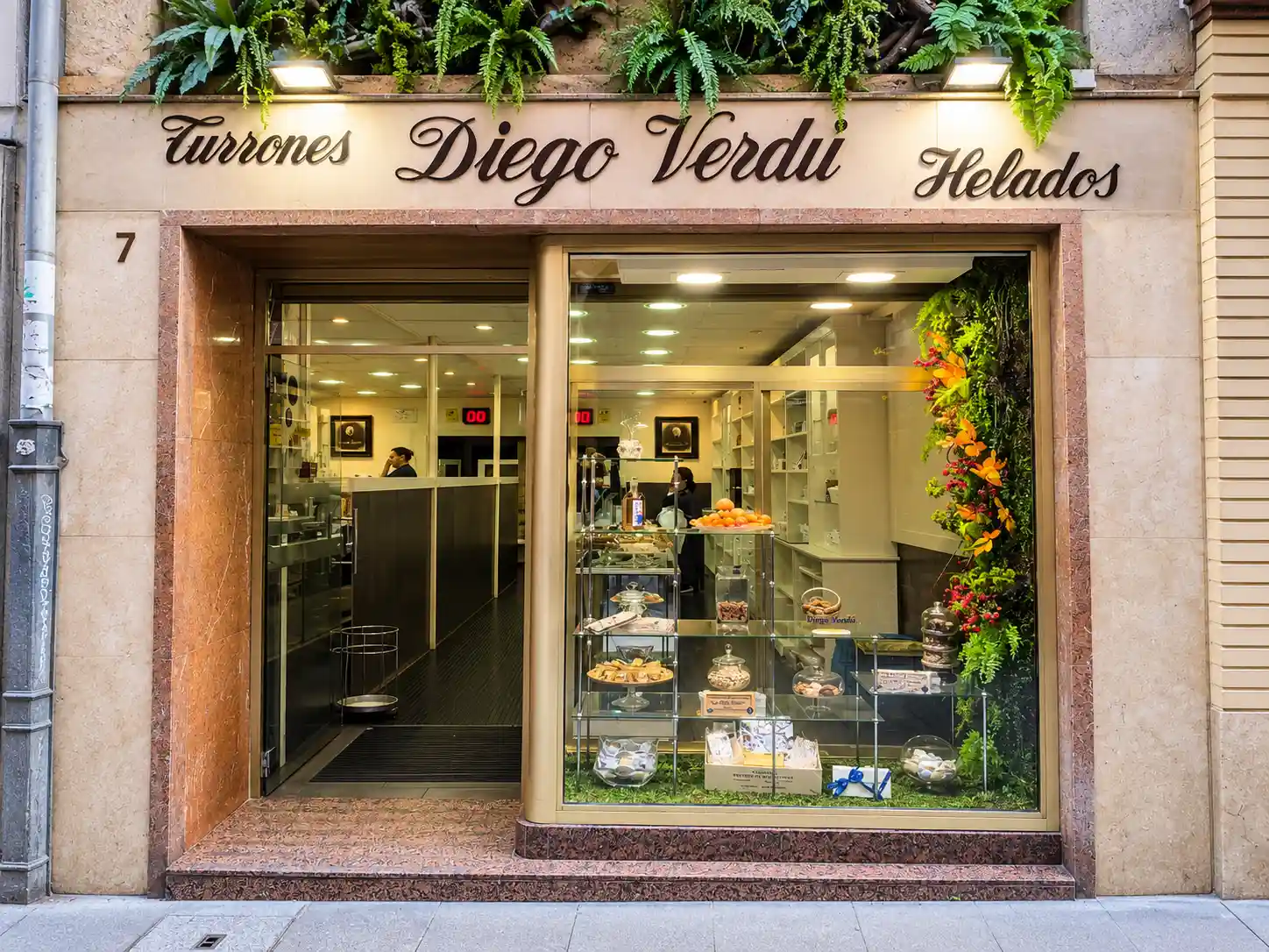 Fachada de la heladería Diego Verdú en la calle Cimadevilla de Oviedo