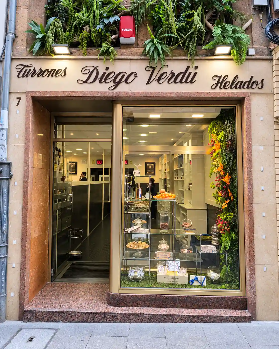 Fachada de la heladería Diego Verdú en la calle Cimadevilla de Oviedo