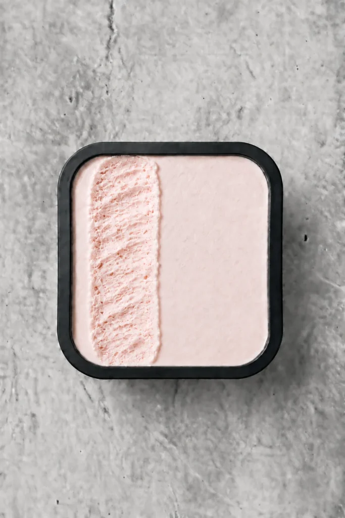 Kule av håndverks-marshmallow-is, rosahvit, i et beger