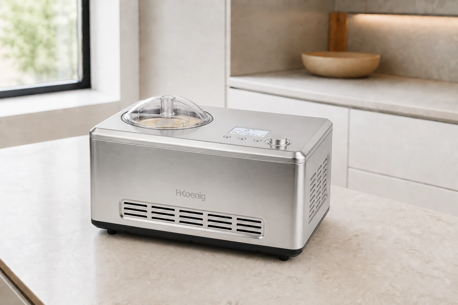 Heladera H. Koenig HF320 con compresor sobre la encimera de una cocina