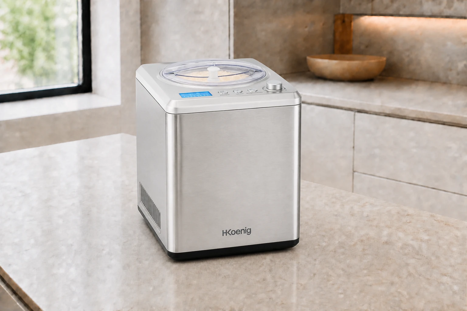 Heladera H. Koenig HF340 con compresor sobre la encimera de una cocina