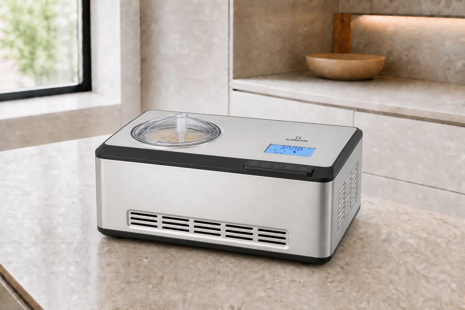 Heladera Klarstein Dolce Bacio Smart con compresor sobre la encimera de una cocina