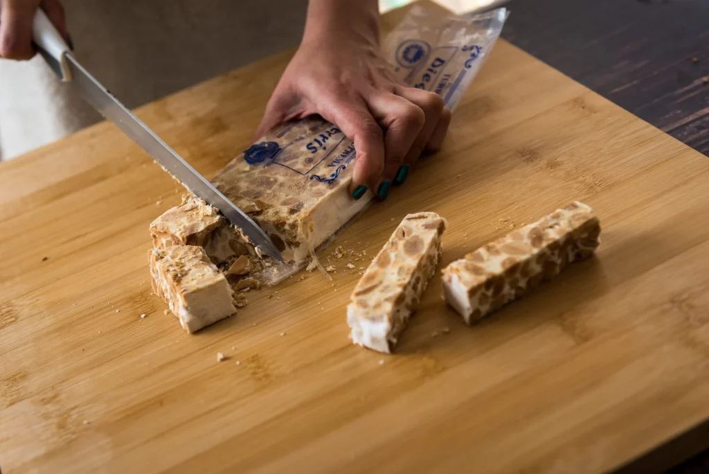 Turrón artesano de Diego Verdú cortado en el obrador